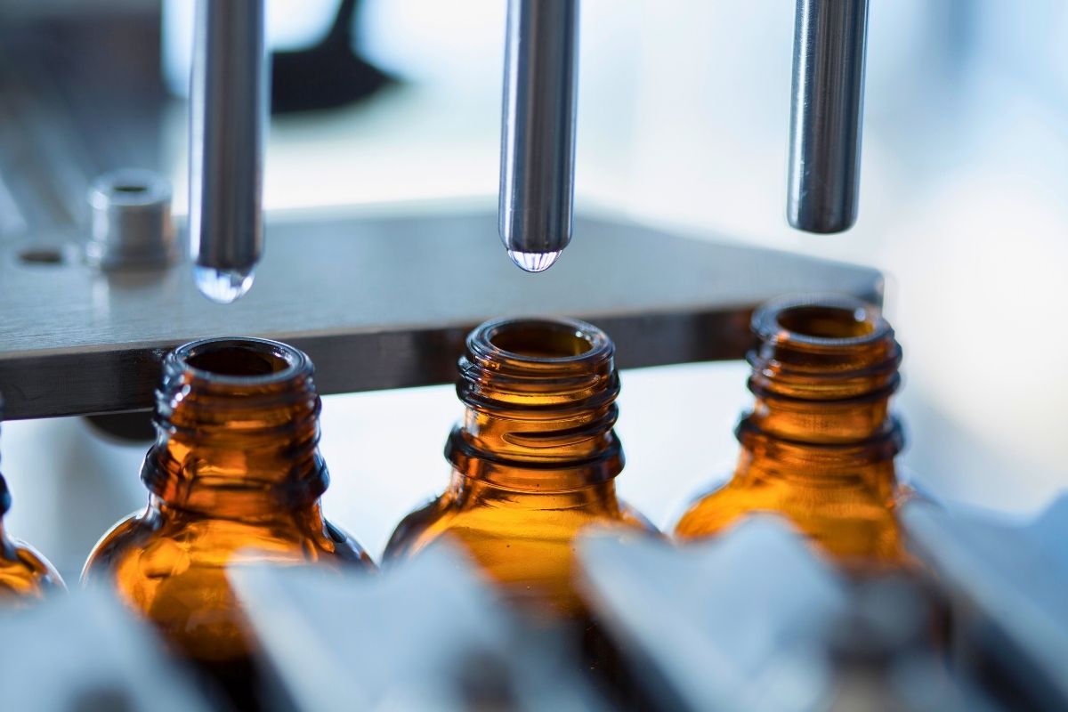 Feine Abfüllung natürlicher Aromaöle – visuell dargestellt im Laborumfeld