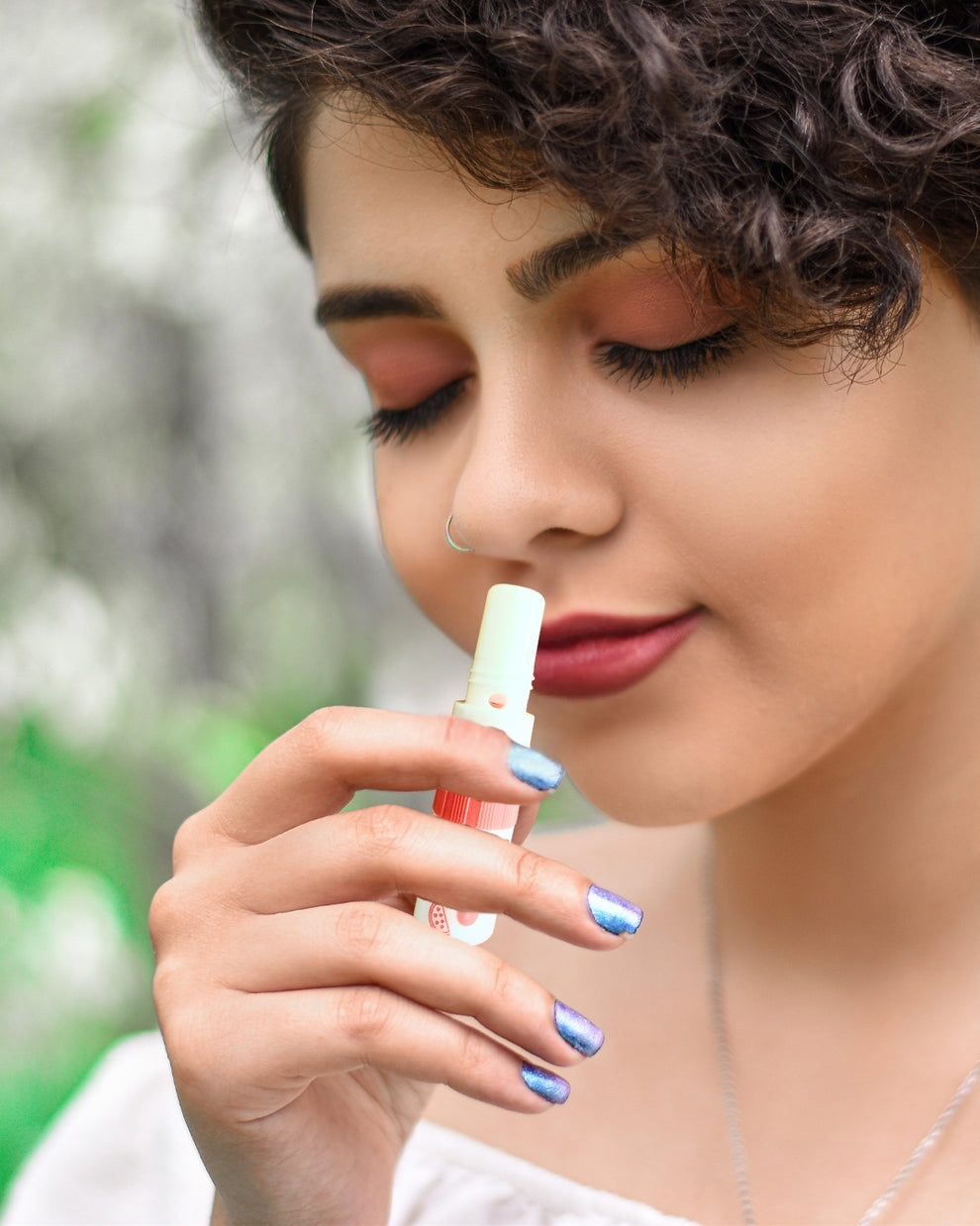 Frau nutzt den OriHerb Aroma Inhaler – natürliche Erfrischung mit ätherischen BIO-Ölen