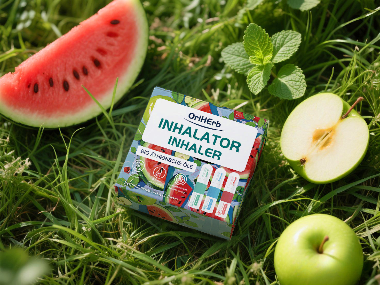OriHerb Inhalator-Set auf Wiese mit Apfel, Wassermelone und Pfefferminzblatt – 100 % natürliche BIO-Aromen.